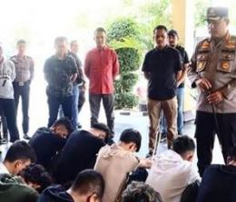 Kapolresta Pekanbaru Kombes, Pria Budi saat melihat geng motor yang ditangkap (foto/int)